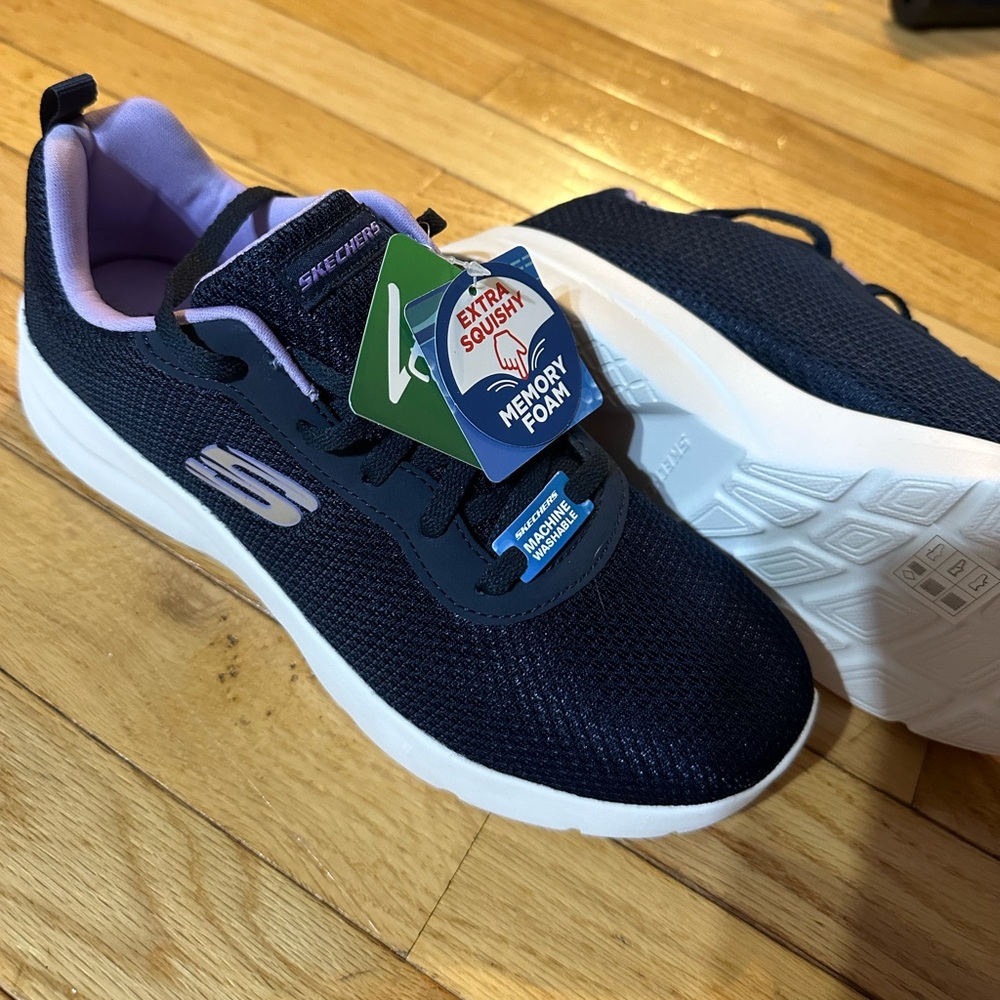 NWT Womens Memory Foam Skechers Tennis Shoes
